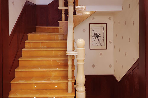 介休中式别墅室内汉白玉石楼梯的定制安装装饰效果